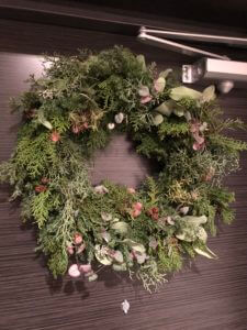 玄関先に飾ったクリスマスリース